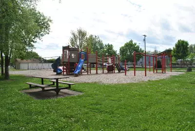 park and picnic table