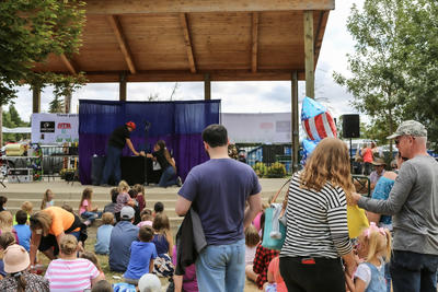 kids watching magician 